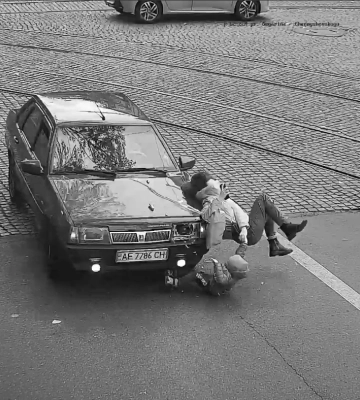 На проспекті Поля у Дніпрі BMW збив дідуся: відео моменту