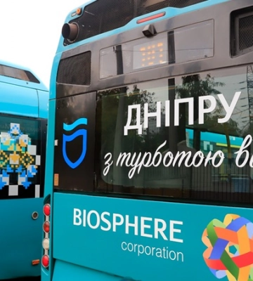 Філатов показав автобуси, які Дніпру передали підприємці, і закликав свідомий бізнес також допомагати місту