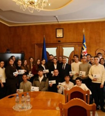 Віктор Микита - голова Закарпатської ОДА відзначив учнів та випускників закладів освіти області