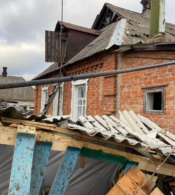 Військові РФ укотре обстріляли Вовчанськ – “прилетіло” поруч із будинком