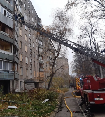 У Харкові спалахнула квартира в багатоповерхівці: з будівлі евакуювали дев’ятьох людей (Фото)