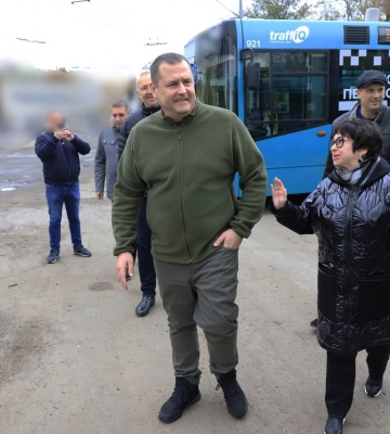 Підприємці передали Дніпру пасажирські автобуси: як вони виглядають