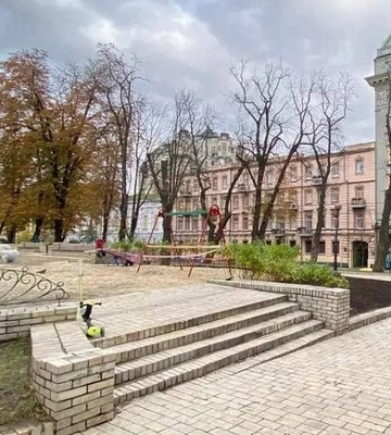 В центре Киева хотят модернизировать детскую площадку, куда попала ракета