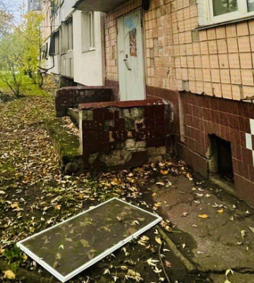 Під Києвом дворічний хлопчик сперся на москітну сітку і вилетів з третього поверху