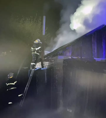 У Дніпропетровській області пожежа знищила два гаражі