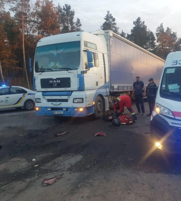 Мотоцикл Сузукі потрапив під колеса вантажівки МАН