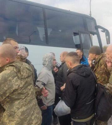 Захисники «Азовсталі», медики та моряк зі Зміїного: 52 українців повернулися з полону