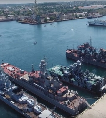 Хакери зламали російські телеканали та показують відео зі знищенням кораблів у Севастополі