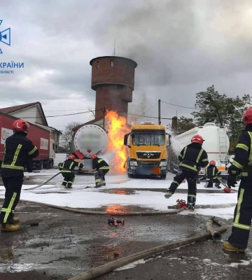 На Львівщині внаслідок займання вантажного автомобіля травмовані дві людини