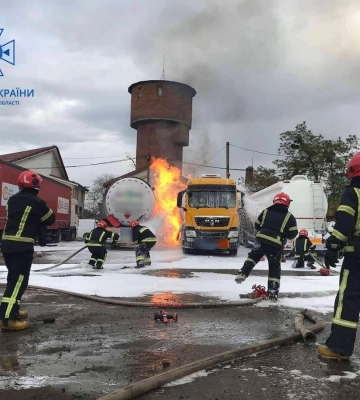 Неподалік Львова спалахнула вантажівка, є постраждалі