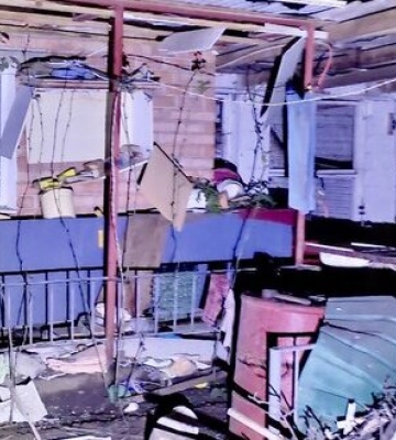 Ночью россияне накрыли огнем из тяжелой артиллерии Никополь, повреждены 10 многоэтажных и частных домов, хозяйственные постройки и газопровод. ФОТОрепортаж