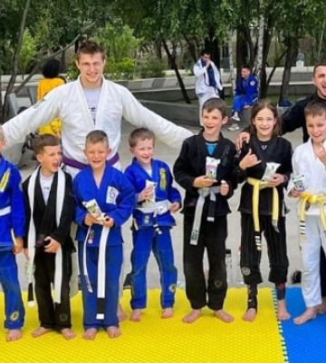 Просто хотіли зробити добру справу: у Києві подружжя безкоштовно навчає дітей ВПО джиу-джитсу