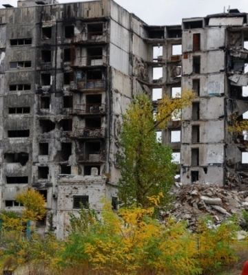 Зруйнована Азовсталь та знищені багатоповерхівки. Reuters показало фото з окупованого Маріуполя