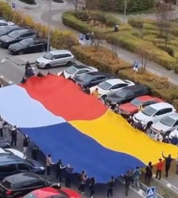 Києвом пронесли великий спільний прапор України та Польщі