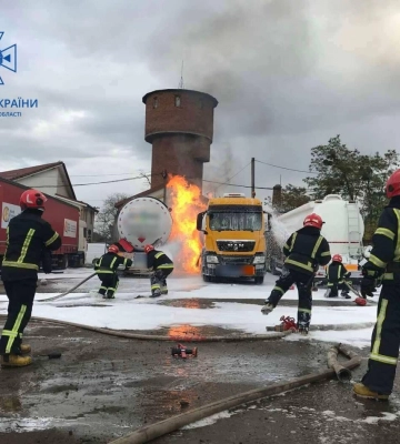 Поблизу Львова ледь не згоріли три вантажівки з цистернами, - ФОТО