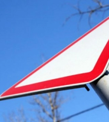 У Луцьку оновлять частину дорожніх знаків