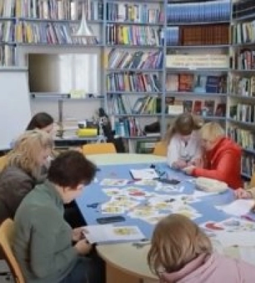 В обласній бібліотеці в Ужгороді провели сеанс арт-терапії вишиванням (ВІДЕО)