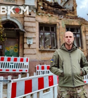 «Батько прикрив собою маму». Під уламками київського будинку, в який влучив дрон, загинули батьки військового