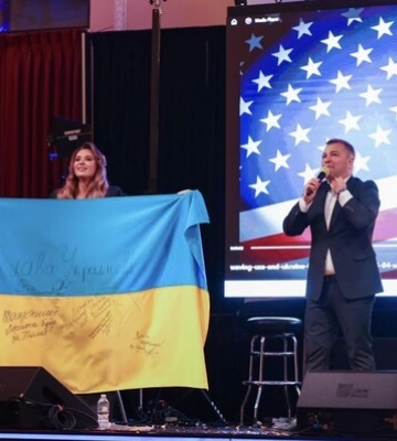 Прапор України з підписами Зеленського, Залужного та захисників «Азовсталі» продали за $69 тисяч