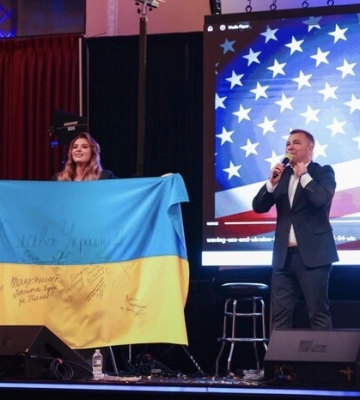 Флаг Украины с подписями Зеленского, Залужного и защитников «Азовстали» продали за $69 тысяч