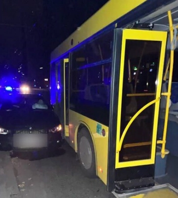 У Києві п’яна водійка BMW протаранила автобус