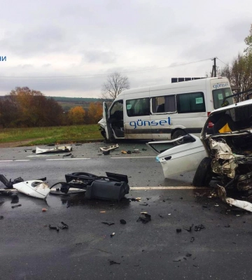 Зіткнення двох легкових автомобілів: водія деблоковували рятувальники