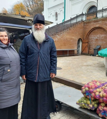 Нежинская епархия УПЦ отправила гумпомощь в Святогорскую лавру и воинам на Харьковщину