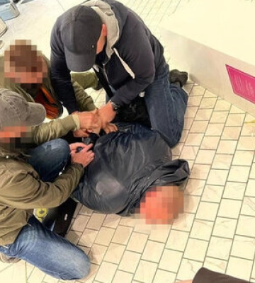 &quot;Гарантировал&quot; неприменение санкций СНБО за $500 тыс.: СБУ задержала в Киеве мошенника. ФОТОрепортаж