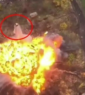 Башня вражеского танка взлетает на несколько метров после детонации боекомплекта. ВИДЕО беспилотника