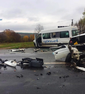 Поблизу Львова зіткнулися легковик з мікроавтобусом: водія Skoda деблокували рятувальники, - ФОТО