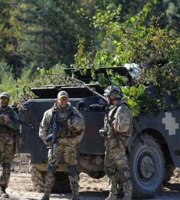 На лінії фронту на Луганщині людей виганяють із будинків, щоб заселяти бойовиків РФ, — Гайдай