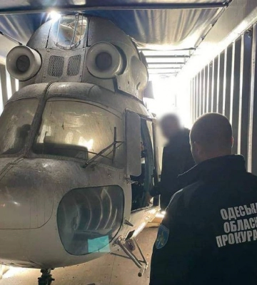 Передадут в ВСУ: на Одесской таможне нашли вертолет, находившийся в контейнере 15 лет (видео)