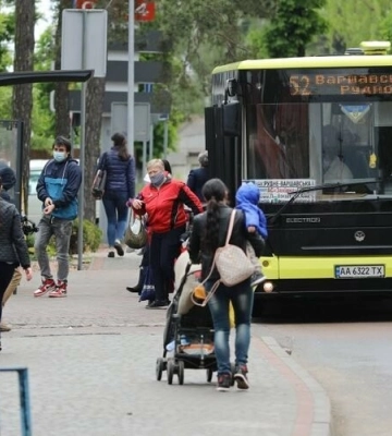 У поминальні дні у Львові збільшать кількість громадського транспорту до кладовищ