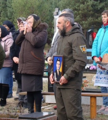 Шлях додому встелили квітами: на Волині провели в останню путь 34-річного прикордонника