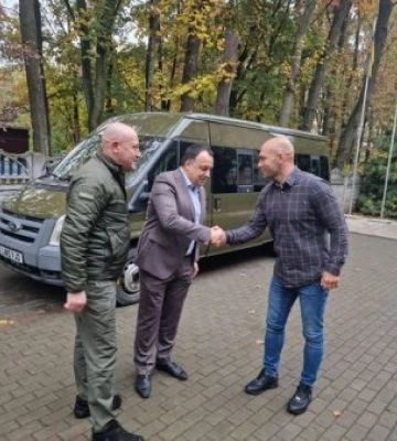 Закарпатським прикордонникам благодійник-інкогніто подарував мікроавтобус