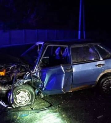 Під Дніпром внаслідок ДТП спалахнув автомобіль: троє постраждалих 
