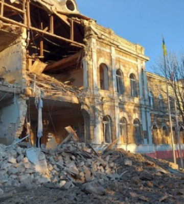 Николаев обстреляли ракетами С-300: погибла женщина, разрушен жилой дом