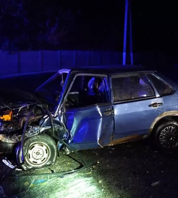 Під Дніпром внаслідок ДТП спалахнув автомобіль: троє постраждалих 