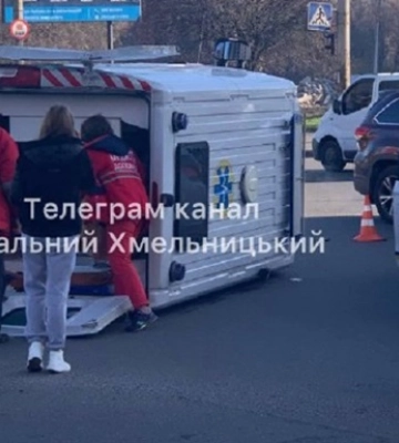 У Хмельницькому &quot;швидка&quot; потрапила в аварію, є травмовані