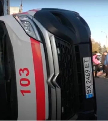 П&#039;ятьох людей госпіталізували внаслідок зіткнення зі «швидкою» у Хмельницькому