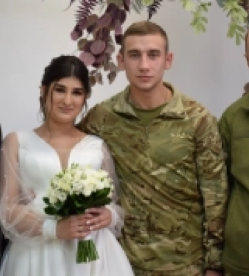 У Луцькому ЦНАПі одружився військовий зі своєю коханою