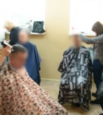 У Луцьку перукарі-волонтери стрижуть поранених захисників