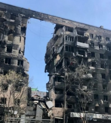 У Маріуполі люди стоять у чергах за безкоштовним буханцем хліба
