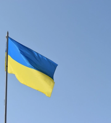 Хмельницький суд оштрафував чоловіка за нецензурний напис на прапорі