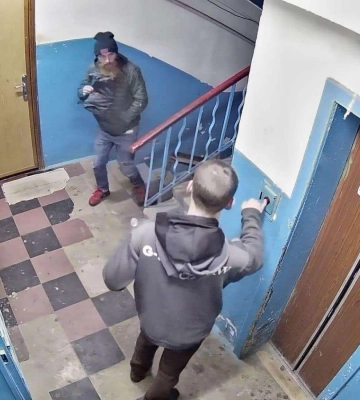 Двоє чоловіків вкрали у дніпрянина двері: фото грабіжників