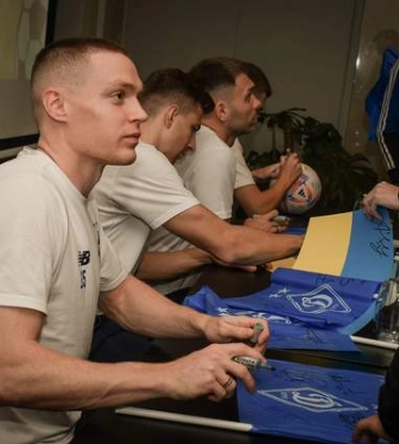 Футболісти Динамо зустрілись із фанатами перед матчем Ліги Європи: щирі фото