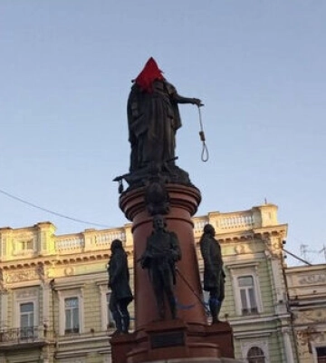 На пам’ятник Катерині ІІ в Одесі вдягнули ковпак ката, в руки дали зашморг. ВІДЕО+ФОТО