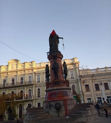 На пам’ятник Катерині ІІ в Одесі вдягнули ковпак ката, в руки дали зашморг. ВІДЕО+ФОТО