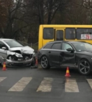 У Луцьку на проспекті Відродження сталась аварія: на місці працює поліція