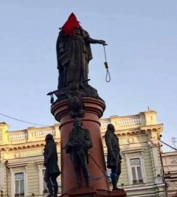 На пам’ятник Катерині ІІ в Одесі вдягнули ковпак ката, в руки дали зашморг. ВІДЕО+ФОТО